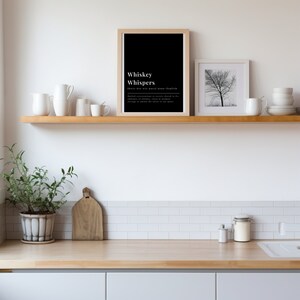 Whisky Whispers Definition Mann Höhle Wand Kunst Dekor Geschenk für Väter & Männer Höhle Dekor Zeichen Gag Geschenkidee Bar Cart Art Print Wand Dekor Schwarz