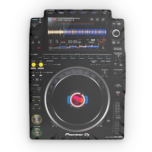 Op de afbeelding: Zwarte Pioneer DJ CDJ-3000 multi-player met een scherm dat audiogolfvormen en trackinformatie weergeeft. Het apparaat heeft diverse knoppen, draaiknoppen en een centrale jogwheel. De tekst "Couch Potatoes (Original Mix)" is zichtbaar.