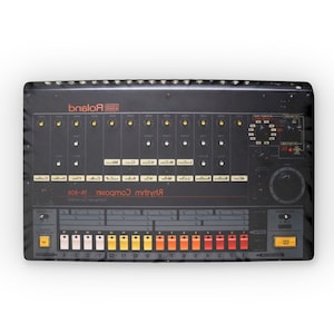 Op de afbeelding: Zwart elektronisch muziekproductieapparaat met knoppen, knoppen en schuifregelaars. Het apparaat heeft de merknaam "Roland" in het rood. De tekst "Rhythm Composer" is ook zichtbaar. Het apparaat heeft een reeks rechthoekige knoppen in verschillende kleuren.