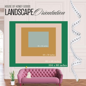 Pu&ograve; includere: Un'esposizione di arte murale con una combinazione di colori verde, beige e verde acqua, che mostra varie dimensioni: 91 x 66 cm, 152 x 127 cm, 203 x 173 cm e 264 x 223 cm. Il testo "LANDSCAPE Orientation" &egrave; visualizzato in alto. Un divano rosa &egrave; in primo piano.