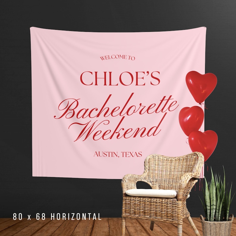 Pu&ograve; includere: Un banner rosa con testo rosso "WELCOME TO CHLOE'S Bachelorette Weekend AUSTIN, TEXAS". Tre palloncini rossi a forma di cuore sono a destra. Una sedia in vimini e una pianta in vaso sono davanti a uno sfondo scuro. Il banner misura 203 x 173 cm.