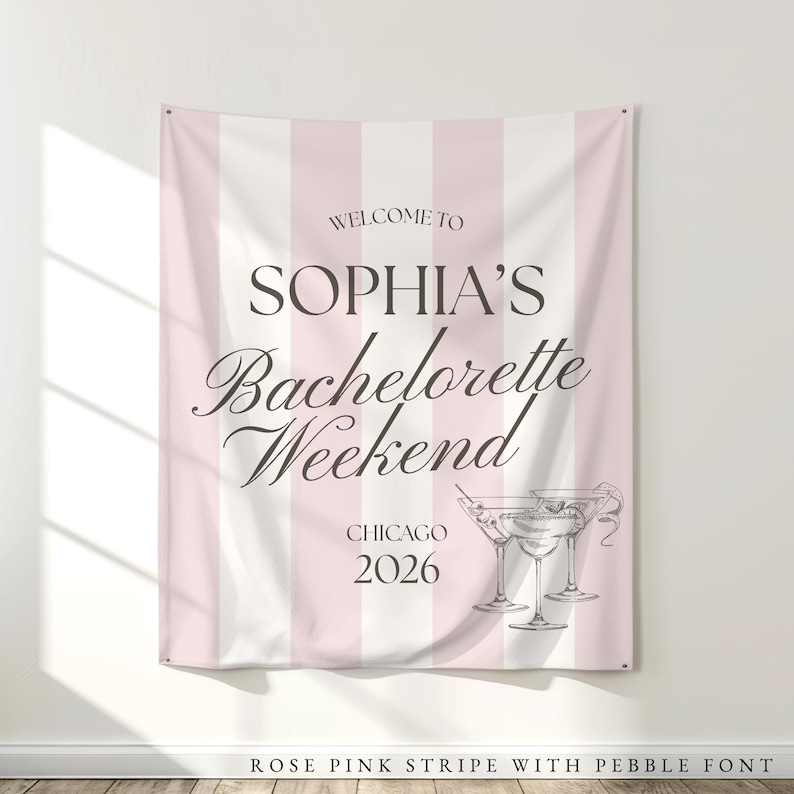 Pu&ograve; includere: Un banner a righe rosa e bianche con la scritta "WELCOME TO SOPHIA'S Bachelorette Weekend CHICAGO 2026". Il banner presenta anche un'illustrazione di due bicchieri da martini. Il banner &egrave; appeso a una parete bianca.