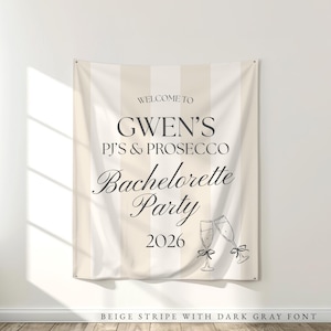 Pu&ograve; includere: Un banner per feste a righe beige e bianche con la scritta "WELCOME TO GWEN'S PJ'S & PROSECCO Bachelorette Party 2026". Due calici di champagne sono disegnati in basso. Lo striscione ha una striscia beige con carattere grigio scuro.