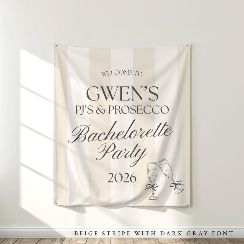 Pu&ograve; includere: Un banner per feste a righe beige e bianche con la scritta "WELCOME TO GWEN'S PJ'S & PROSECCO Bachelorette Party 2026". Due calici di champagne sono disegnati in basso. Lo striscione ha una striscia beige con carattere grigio scuro.
