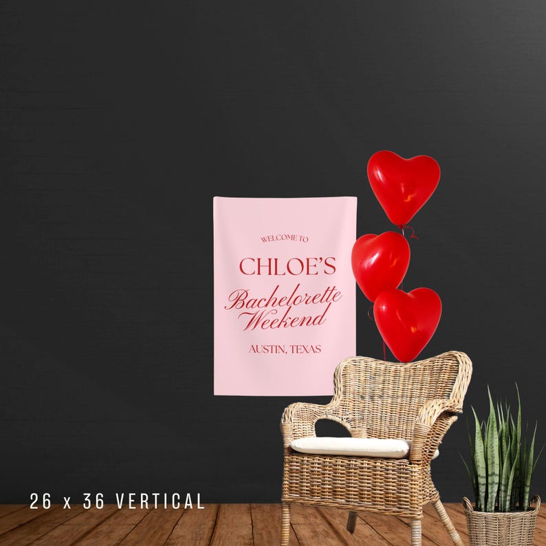 Pu&ograve; includere: Un banner rosa con la scritta "Welcome to Chloe's Bachelorette Weekend, Austin, Texas". Tre palloncini rossi a forma di cuore fluttuano sopra una sedia di vimini. Una pianta in vaso &egrave; a destra.