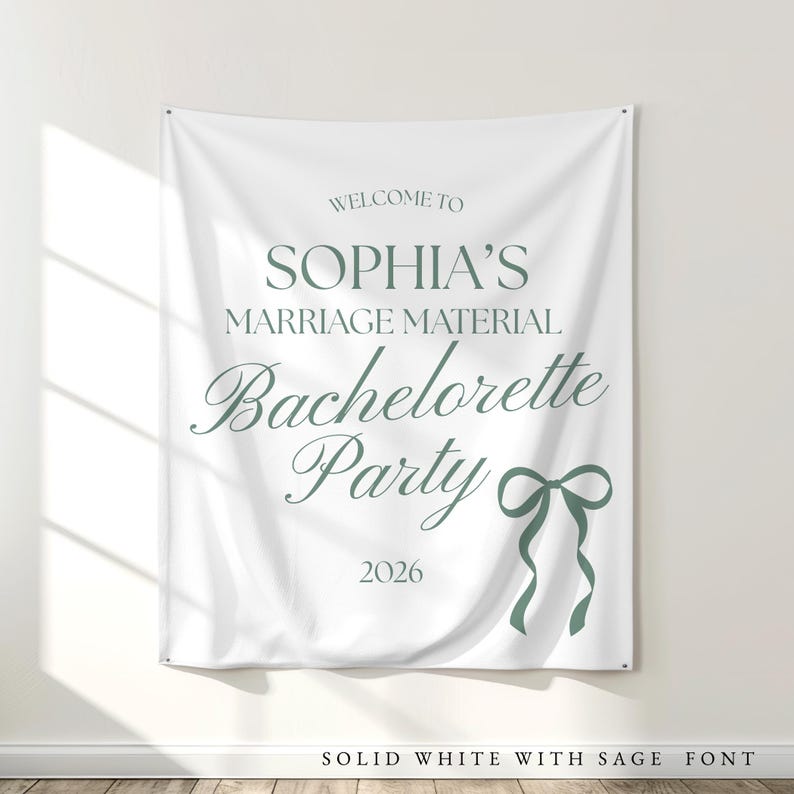 Pu&ograve; includere: Banner in tessuto bianco con testo verde salvia. Il banner recita "WELCOME TO SOPHIA'S MARRIAGE MATERIAL Bachelorette Party 2026" con una grafica a fiocco. La parte inferiore del banner recita "SOLID WHITE WITH SAGE FONT".