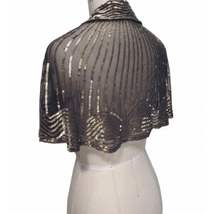 Capa estilo charlestón con lazo de seda y cuentas de los años 20 - The Garbo - Dorado sobre azabache imagen 3