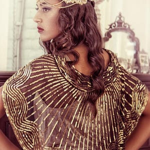 Capa estilo charlestón con lazo de seda y cuentas de los años 20 - The Garbo - Dorado sobre azabache imagen 2