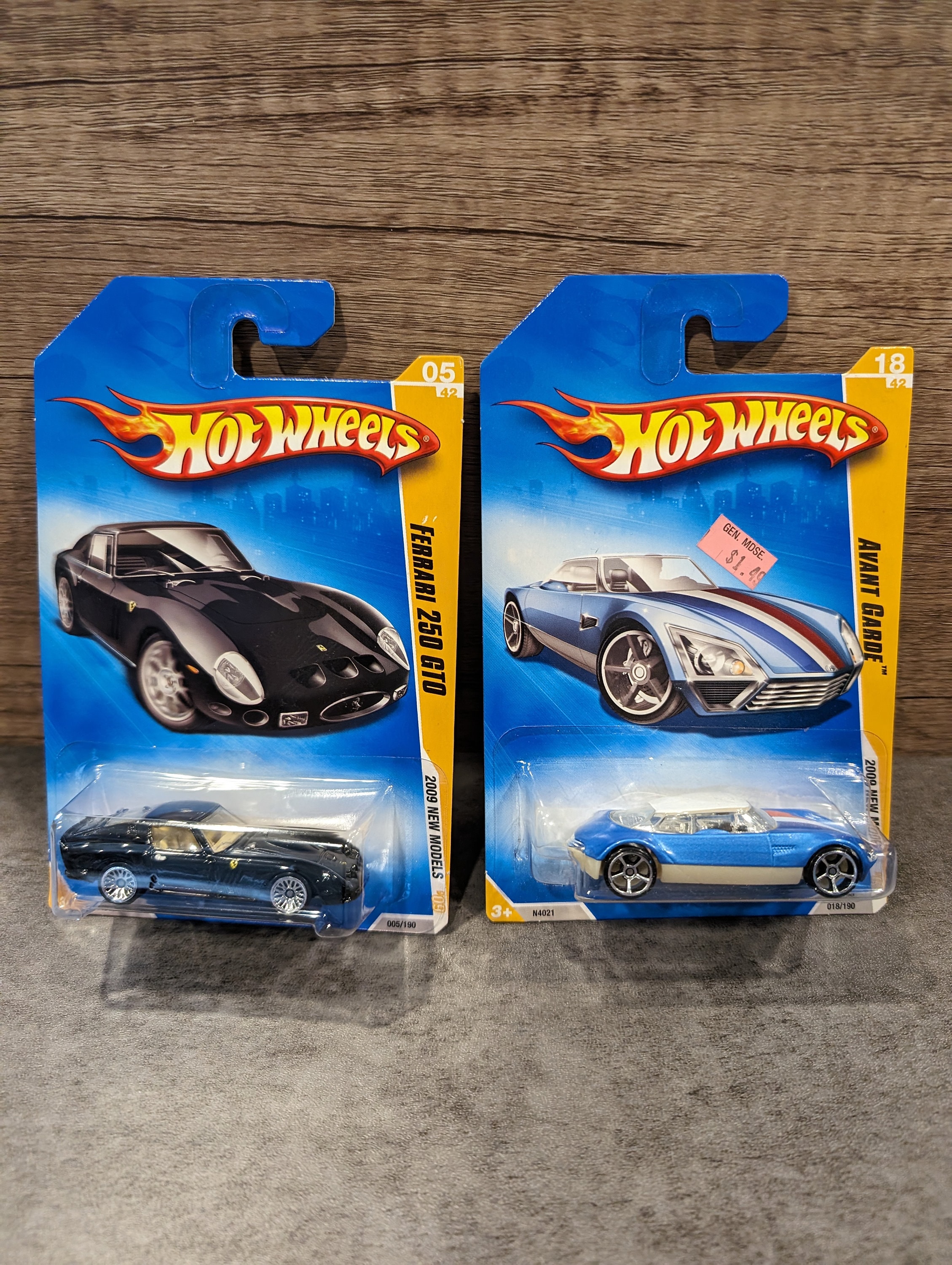Hot Wheels 2009 Ferrari 250 GTO With White Sidewall Tires #005/42 - 1:64 Scale Die-Cast Car Collector Edition
