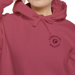Comfort Colors ダンジョン マスター フード付きスウェットシャツ | ゲーム マスター向け DM 服 | DND 着心地の良いパーカー | キャンペーン向け GM ギフトのアイデア