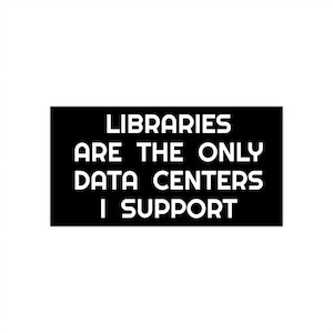 Puede incluir: Un letrero rectangular negro con texto blanco sin remates que dice LIBRARIES ARE THE ONLY DATA CENTERS I SUPPORT. El diseño es limpio y audaz, con el texto centrado en tres líneas sobre el fondo negro sólido.