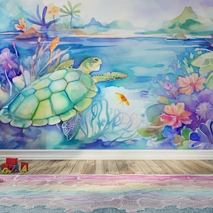 Op de afbeelding: Een aquarel schilderij van een groene zeeschildpad die zwemt in een blauwe oceaan met koraalriffen en kleurrijke bloemen. De schildpad is op de voorgrond en de oceaan is op de achtergrond. Het schilderij hangt aan een witte muur in een kamer met een houten vloer en een tapijt.