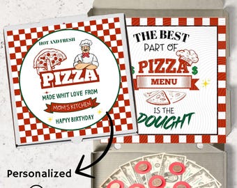 Puede incluir: Una caja de pizza cuadrada con un borde a cuadros rojos y blancos. La tapa presenta un gráfico circular con un chef, una porción de pizza y el texto "HOT AND FRESH PIZZA MADE WHIT LOVE FROM MOM'S KITCHEN HAPYY BIRTHDAY". Dentro, billetes están dispuestos en un patrón circular con acentos de papel rojo.