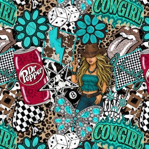 Może przedstawiać: Żywy wzór z ilustracją kowbojki, puszką Dr. Pepper, kośćmi do gry i turkusowymi akcentami. Projekt zawiera nadruk w krowy, gwiazdę i słowo "Cowgirl" w stylizowanej czcionce. Ogólny motyw to połączenie kultury zachodniej i pop.