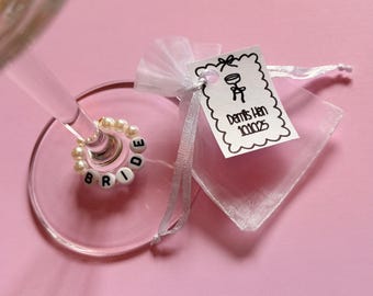 Dijes personalizados para copas de vino: Marcadores de bebidas para despedidas de soltera