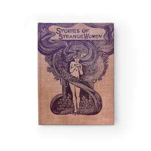 Puede incluir: Un libro de tapa dura con un diseño vintage. La portada presenta el título "STORIES OF STRANGE WOMEN" en una fuente púrpura y ornamentada. También se presenta una ilustración púrpura de una mujer con cabello suelto y un diseño de serpiente.