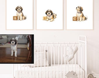 Könnte beinhalten: Drei gerahmte Wandbilder mit Aquarellillustrationen eines dreifarbigen Hundes. Jeder Druck zeigt den Hund neben einem Holzklotz mit den Buchstaben A, B oder C. Ein kleineres eingefügtes Foto zeigt denselben Hund stehend auf einem Boden.