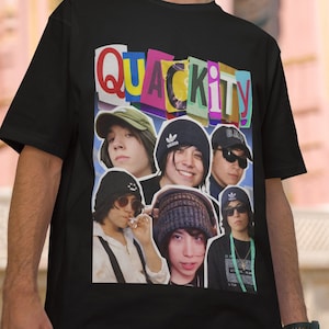 以下が含まれることがあります： 帽子とサングラスをかけた人々の写真のコラージュがプリントされた黒いTシャツ。Tシャツにはカラフルな文字で「Quackity」とプリントされています。