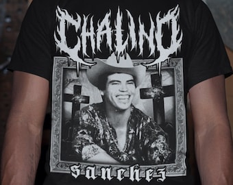 Może przedstawiać: Czarny T-shirt z białym nadrukiem graficznym przedstawiającym mężczyznę w kowbojskim kapeluszu. Grafika zawiera tekst "CHALINO SANCHEZ" i dwa krzyże.