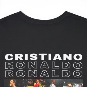 Pode incluir: Camiseta preta com texto branco que diz "CRISTIANO RONALDO RONALDO". A camiseta apresenta tr&ecirc;s imagens de Cristiano Ronaldo jogando futebol.