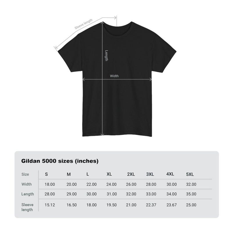 Pu&ograve; includere: Una tabella di taglie per le t-shirt Gildan 5000, che mostra le misure in pollici per le taglie dalla S alla 5XL. La tabella include la larghezza, la lunghezza e la lunghezza della manica.