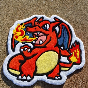 Può includere: Un tappeto di drago di cartone animato rosso, giallo e blu con un bordo bianco. Il drago sta respirando fuoco e ha un'espressione feroce.