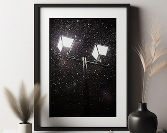 Fotografia urbana noturna com nevasca e iluminação pública - Arte para impressão - DOWNLOAD DIGITAL