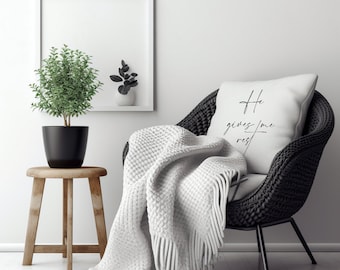 Él me da descanso, funda de almohada, funda de almohada cristiana, basada en la fe, decoración cristiana, decoración bíblica, decoración de Jesús, regalo cristiano