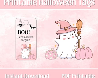 Pode incluir: Etiquetas de Halloween imprimíveis em um fundo rosa. As etiquetas apresentam um fantasma usando um chapéu de bruxa e uma vassoura, com abóboras. Uma etiqueta diz "BOO! Here's a treat for you!" com uma aranha e um morcego.