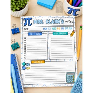 Op de afbeelding: Notitieblok met de tekst "π MRS. CLARK'S notes" en secties voor "GET IT DONE", "CALL OR EMAIL" en "TAKE NOTE". Inclusief een rekenmachine, een potlood en blauwe en groene paperclips. Het notitieblok heeft een blauw geometrisch patroon.