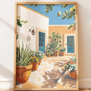 Könnte beinhalten: Ein gerahmter Kunstdruck, der einen sonnendurchfluteten Innenhof zeigt. Das Kunstwerk zeigt Terrakotta-Töpfe mit Pflanzen, blaue Türen und eine hellfarbige Wand. Die Szene ist von Sonnenlicht durchflutet, mit Schatten auf dem gepflasterten Boden.