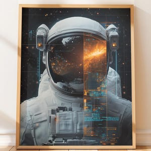 Pode incluir: Impressão emoldurada com um astronauta em um traje espacial branco. O capacete reflete uma cena cósmica vibrante e visualizações de dados. A obra de arte é definida contra um fundo escuro com um padrão de grade, emoldurada em madeira clara.