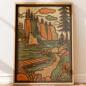 Puede incluir: Una impresión artística enmarcada que representa una serena escena lacustre. La obra de arte presenta un muelle de madera, un pequeño bote y una orilla rocosa. La paleta de colores incluye tonos de naranja, verde y marrón, con un cielo beige claro y un marco marrón oscuro.