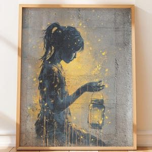 Könnte beinhalten: Gerahmter Druck mit der Silhouette eines Mädchens, das ein leuchtendes Glas hält. Das Kunstwerk ist in Grautönen, Schwarz und Gelb gehalten, mit einem strukturierten, betonartigen Hintergrund. Das Glas und die Umgebung leuchten gelb.