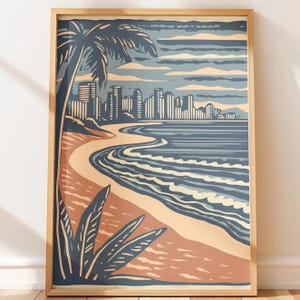 Könnte beinhalten: Ein gerahmter Druck mit einer Küstenlandschaft mit Strand, Meer und Skyline. Das Kunstwerk verwendet eine begrenzte Farbpalette aus Blau, Beige und Braun. Eine Palme und Blätter befinden sich im Vordergrund. Der Druck ist in einem Holzrahmen.