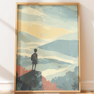 Peut inclure: Une impression d'art encadrée représentant la silhouette d'une personne avec un sac à dos debout sur le bord d'une falaise surplombant un vaste paysage de collines et de vallées dans des tons sourds de jaune pâle, bleu doux et orange poussiéreux.