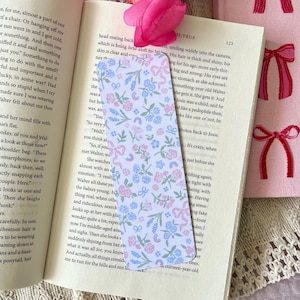 marque-page girly fleurs vintage bleu + rose | Papier cartonné + plastifié | Coquette, livresques, cadeaux pour elle, cadeaux pour lectrices, rats de bibliothèque