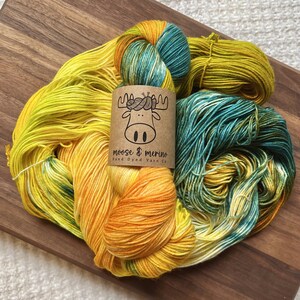 Hilo teñido a mano, grosor de dedo, grosor DK, nailon merino superlavado, hilo verde azulado, hilo para calcetines, regalo de crochet, tejido para calcetines
