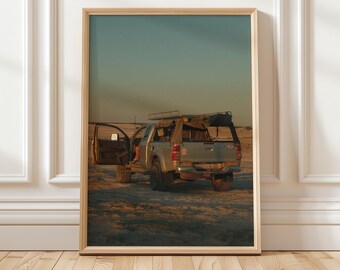Wüsten-LKW Fotografie Druck | Minimalistische Reise Wandkunst (Digitaler Download)