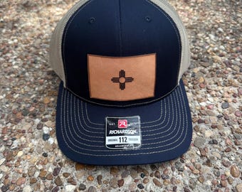 Gorra de camionero con parche de cuero, grabada con láser y de cuero genuino. Bandera del estado de Nuevo México.
