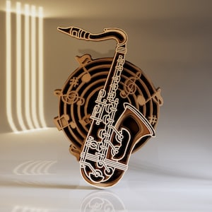 Può includere: Una silhouette di sassofono in legno con note musicali su uno sfondo marrone. Il sassofono è delineato in bianco e ha una finitura dorata.