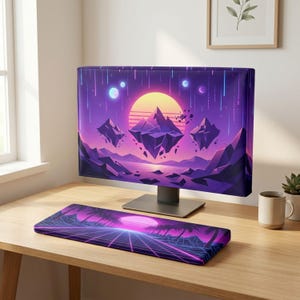 Può includere: Un monitor per computer e un poggiapolsi rettangolare per tastiera con un design artistico digitale coordinato nei toni del viola e del neon. Il monitor mostra montagne fluttuanti e un grande sole, mentre il poggiapolsi presenta un paesaggio a griglia.