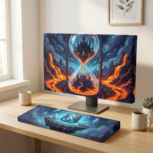 以下が含まれることがあります： ファンタジーイラストが描かれたコンピューターモニターと長方形のキーボード用リストレスト。モニターには溶岩の風景の上に城が描かれた砂時計が表示されている。リストレストには、光るルーン石が置かれた浮遊島が描かれている。