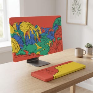 Könnte beinhalten: Ein Computermonitor und eine rechteckige Tastatur-Handballenauflage mit einer lebendigen, stilisierten Landschaftsillustration. Das Kunstwerk zeigt kräftige, flächige Blöcke in Rot, Gelb, Blau und Grün mit schwarzen Umrisslinien, die Berggipfel darstellen.