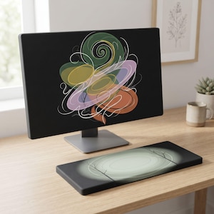 Könnte beinhalten: Ein Computermonitor mit schwarzem Bildschirm, der ein abstraktes Design aus wirbelnden weißen Linien und überlappenden, durchscheinenden Formen in Grün, Gelb, Violett und Orange zeigt. Darunter befindet sich eine passende Tastatur-Handballenauflage.