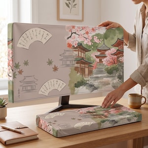 以下が含まれることがあります： 日本の寺院、ピンクの桜、散らばった紅葉、そして日本語の書道が描かれた扇形の巻物が水彩画風にデザインされた、コンピューターモニターカバーとキーボードカバーのセット。