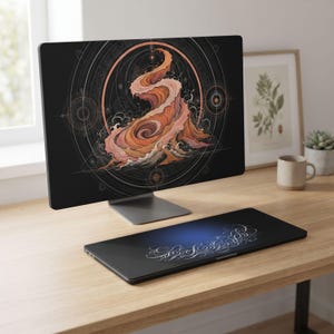 Könnte beinhalten: Ein Computermonitor mit schwarzem Hintergrund und einem zentralen kreisförmigen geometrischen Design mit einem wirbelnden orange- und rosafarbenen abstrakten Wellenmuster, dazu ein schwarzer Laptop mit einer weißen Wirbelgrafik auf dem Deckel.