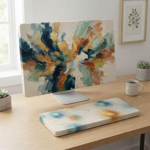 Puede incluir: Una funda para monitor de computadora y un reposamuñecas para teclado a juego con un diseño de pintura al óleo empastada, gruesa y texturizada, con trazos audaces en azul marino profundo, oro metálico, verde salvia y tonos cobre.