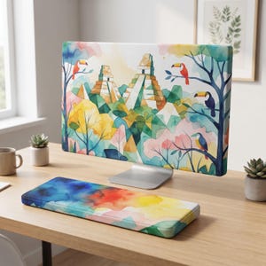 Könnte beinhalten: Eine Computermonitor-Abdeckung und eine passende Tastatur-Handballenauflage mit einer Aquarellillustration antiker Steinpyramiden in einer üppigen Dschungellandschaft mit bunten Tukanen, die auf Ästen in Blau-, Gelb- und Rosatönen sitzen.