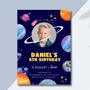 Convite de aniversário editável do espaço sideral com foto, meninos, modelo Canva para download, planetas da galáxia, foguete, serviço de personalização opcional